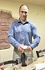 sommelier otvírá lahev