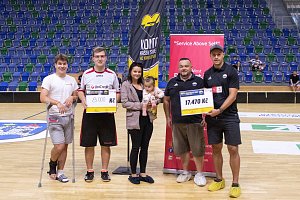 Výtěžky z florbalových turnajů překročily hranici 100 000 Kč