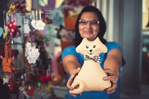 Podpoříme šicí dílnu spolku Vrátka