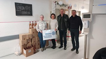 Vianočné balíčky pre seniorov: keď Rotary prináša radosť a blízkosť