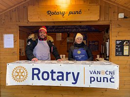 Prodej charitativního punče na vánočních trzích v Ostravě