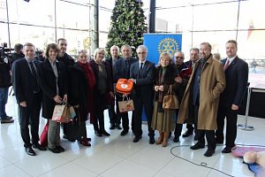 Rotariáni darovali defibrilátor